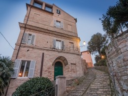 APARTMENT WITH PANORAMIC FOR SALE IN LE MARCHE PROPERTY IN THE HISTORIC CENTER IN ITALY.